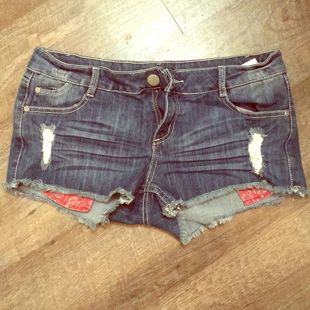 ❤️🌻Distressed EMPYRE cutoff jean shorts 🌻❤️